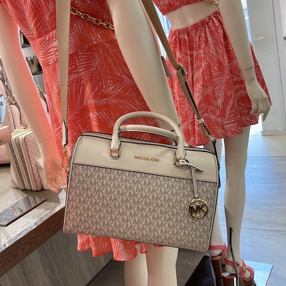 Michael Kors med Duffel Travel - Leather/Coated
35S2GTFU2B
Light Cream Multi
NWT - Picture 12 of 16